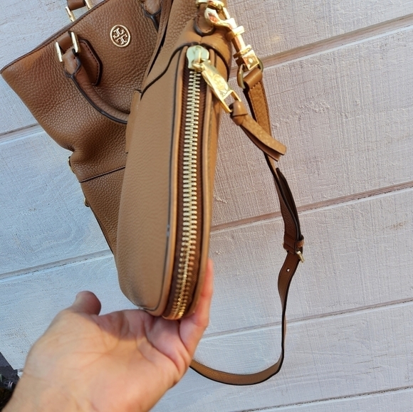 Tory BurchWomen's Brown Robinson Pebbled Fold-Over Messenger - Picture 12 of 14